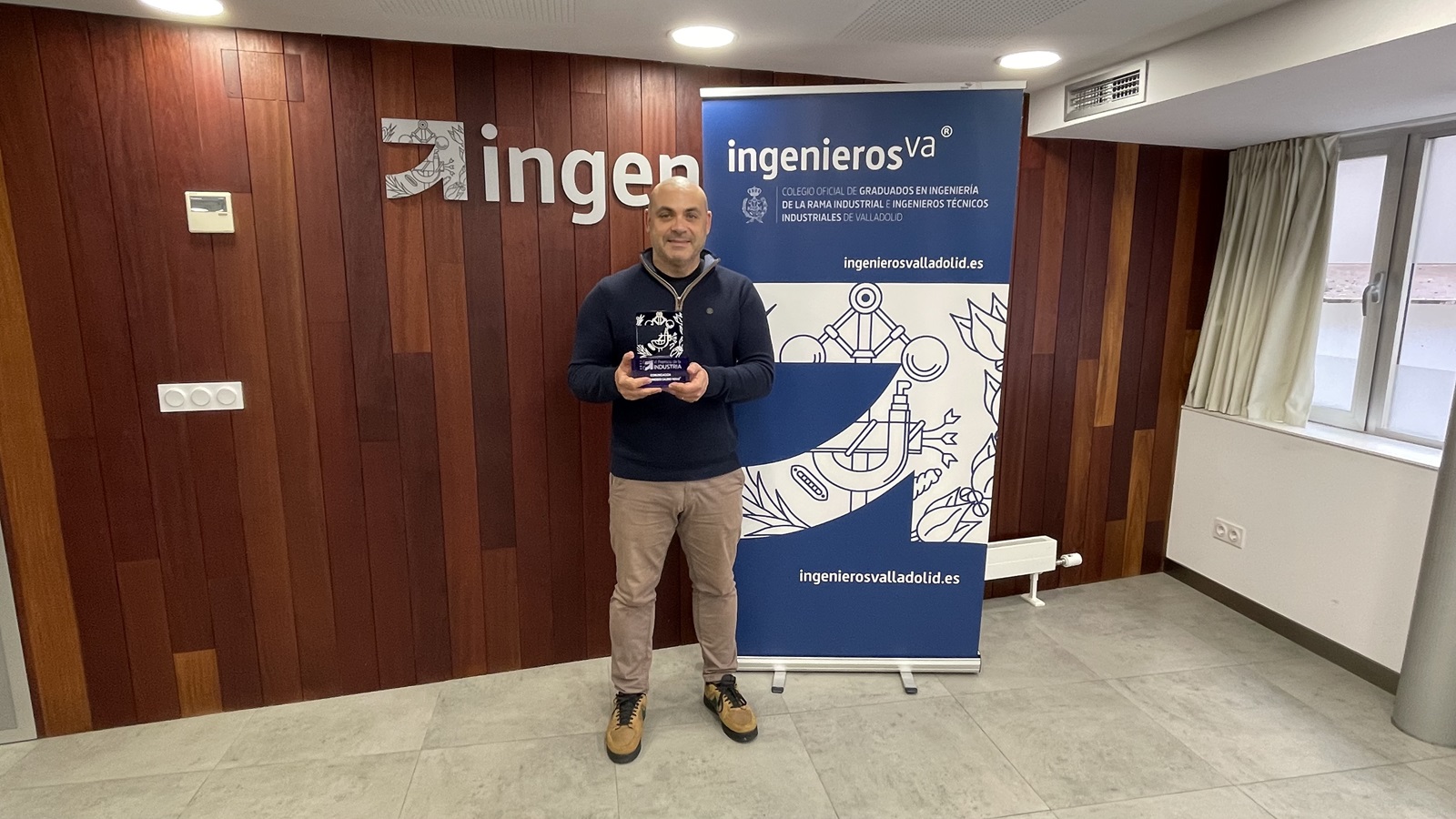 Juan Francisco Calero, ganador en la categoría de Comunicación de los VI Premios de la Industria, recoge el galardón en la sede de ingenierosVA