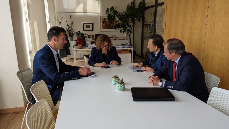 El decano y el director ejecutivo mantienen un encuentro con Charo Chávez, concejala de Innovación, para buscar nuevas vías de colaboración